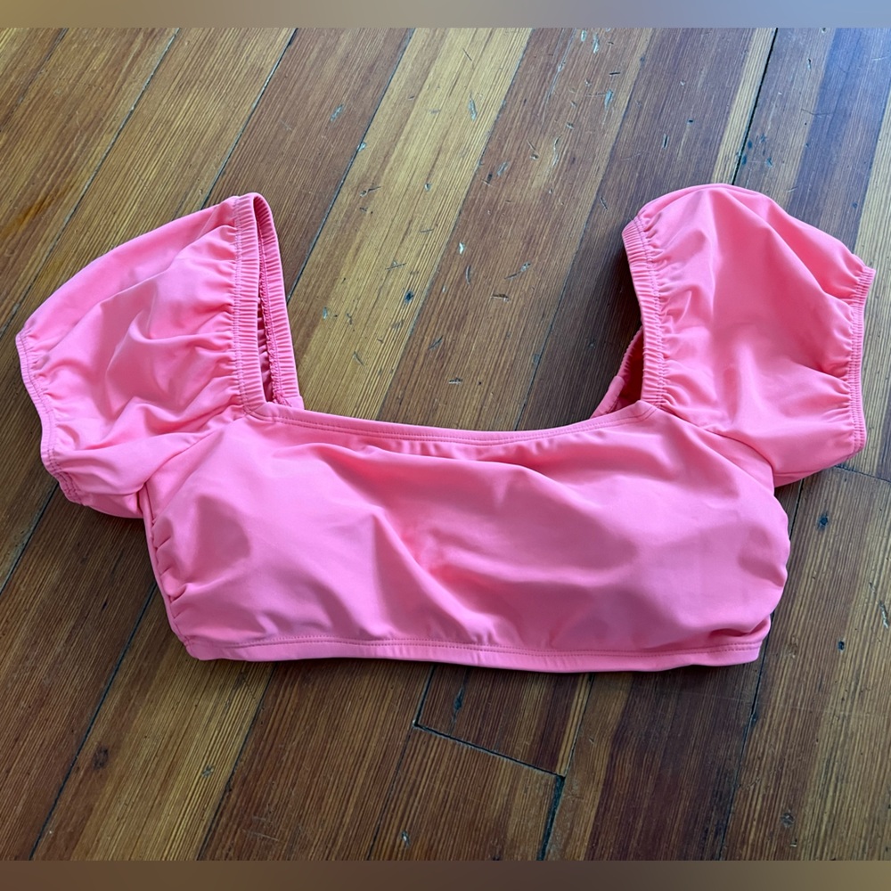 NWOT Coral Puffy Shoulder Bikini Top